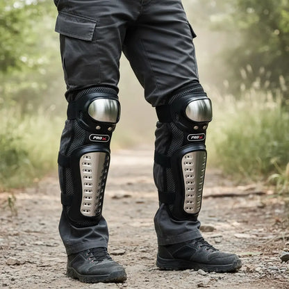 Piernas con las rodilleras metálicas puestas en un camino destapado