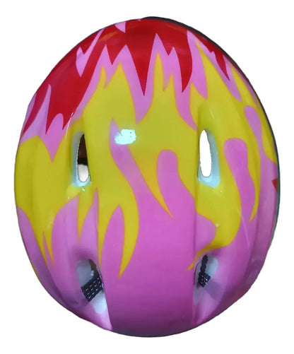 Casco infantil con diseño de llamas rosadas y amarillas