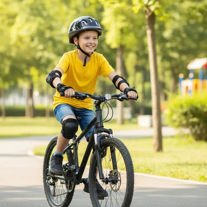 Niño en bicicleta con el kit de protección puesto
