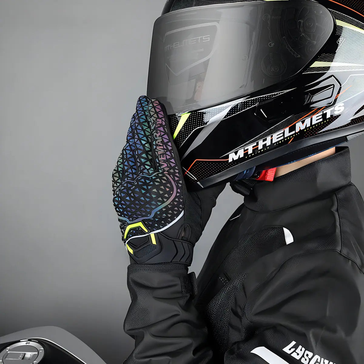 Guante Vemar VE-17 junto a un casco de moto