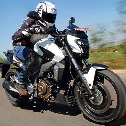 Motociclista inclinado en curva sobre una moto naked con equipo de protección