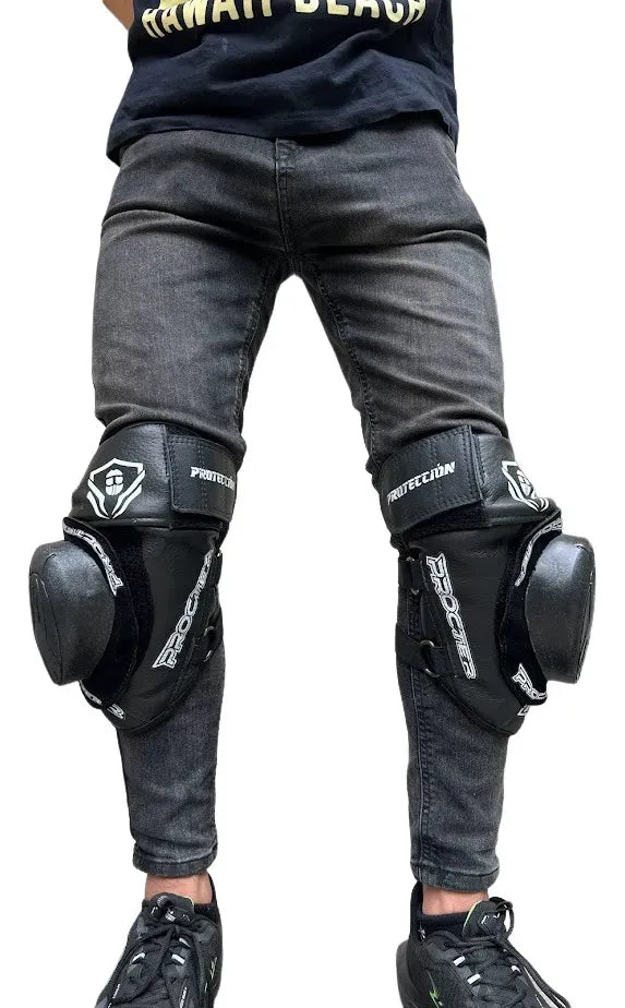 Piernas con rodilleras en cuero con slider sobre jean