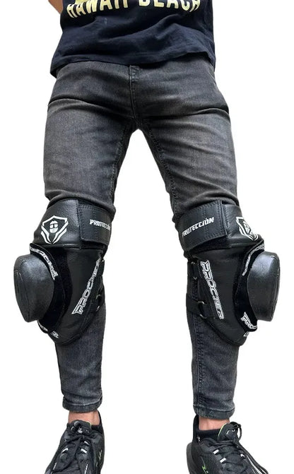 Piernas con rodilleras en cuero con slider sobre jean