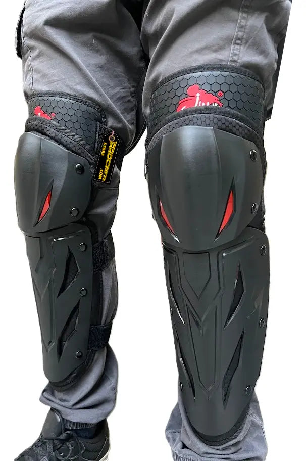Piernas con rodilleras deportivas articuladas puestas
