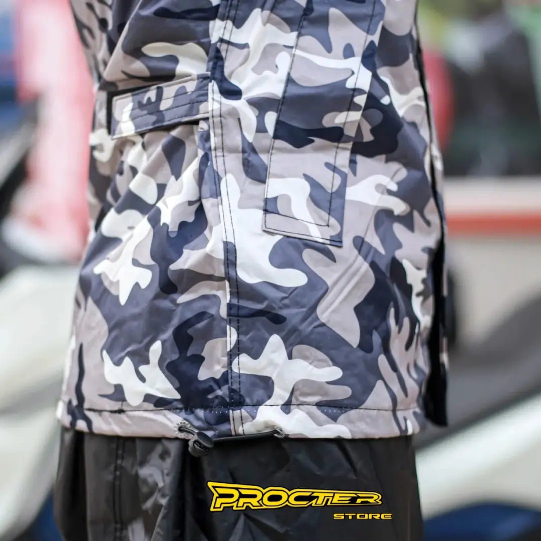 Detalle de la cintura del conjunto camuflado con logo Procter