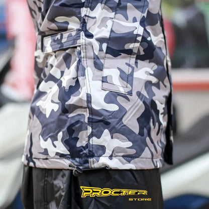 Detalle de la cintura del conjunto camuflado con logo Procter