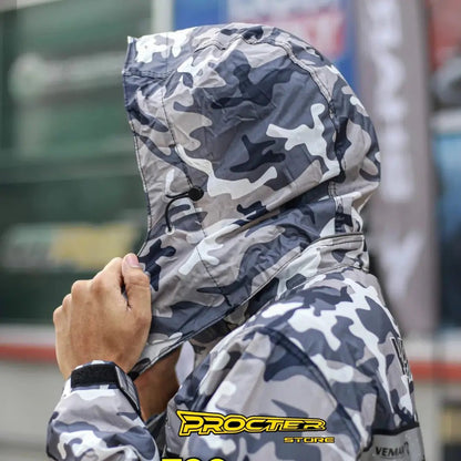 Motociclista con la capota del impermeable camuflado puesta