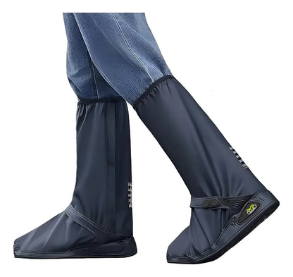 Zapatones Prius azul oscuro puestos sobre el jean