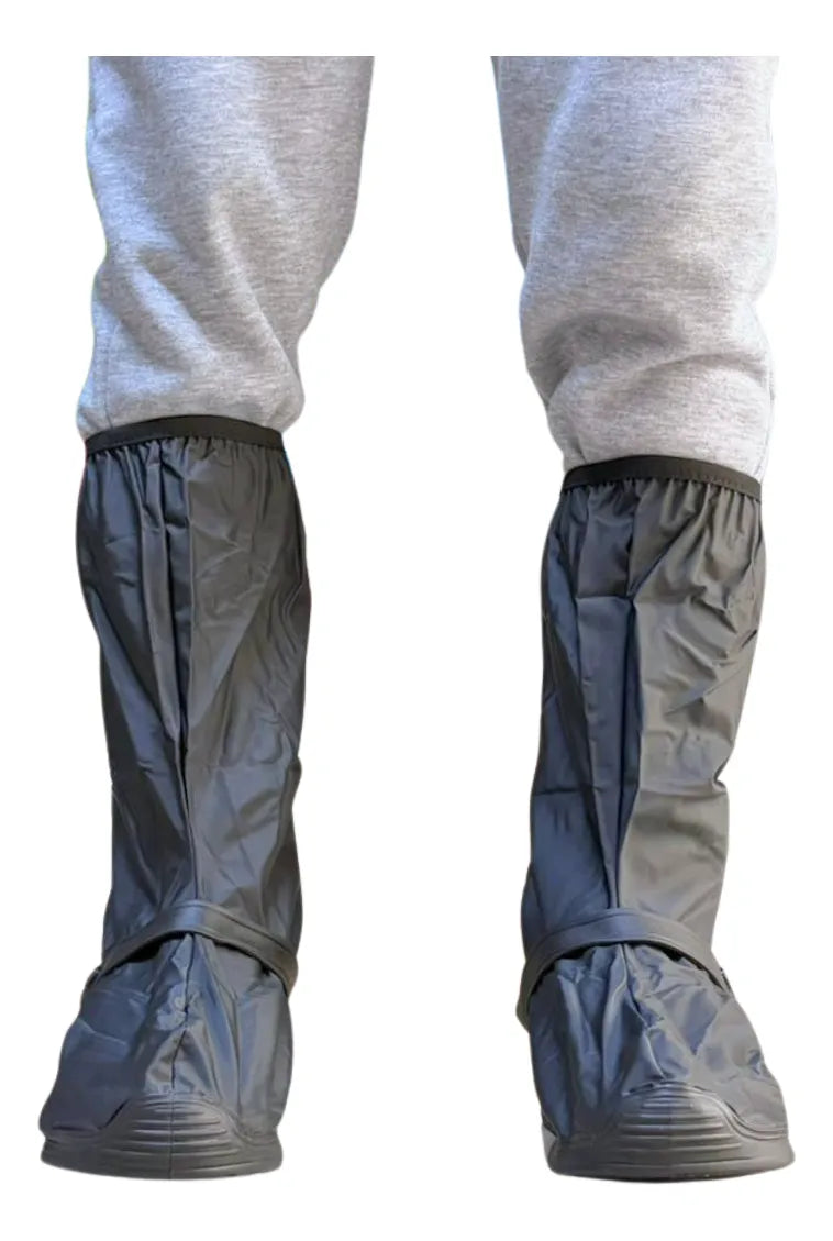 Par de zapatones Prius puestos sobre el pantalón