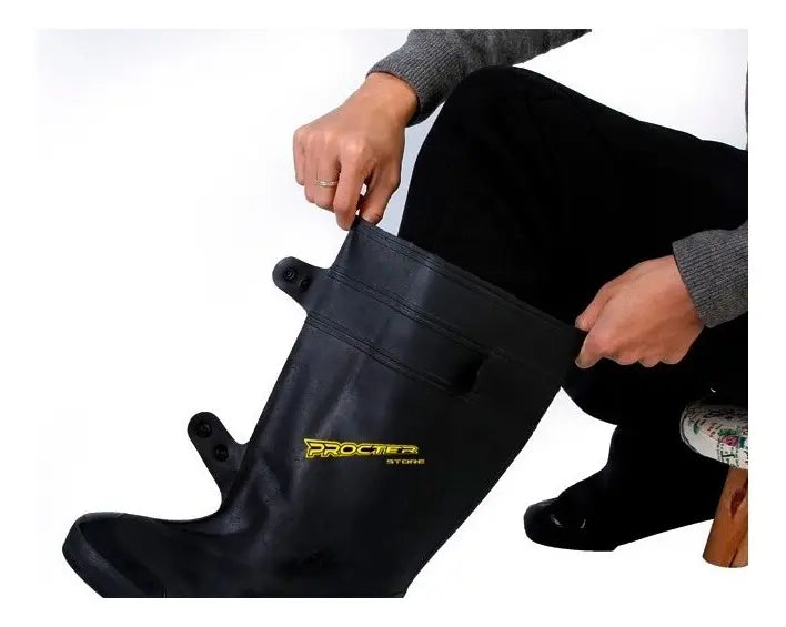 Persona poniéndose el zapatón impermeable de caña larga